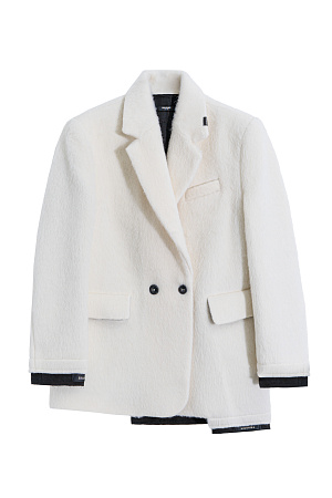 молочный Двубортный жакет из шерсти. Модель свободного силуэта с карманами, асимметричным низом и имитацией необработанного края. Изделие на подкладке.
