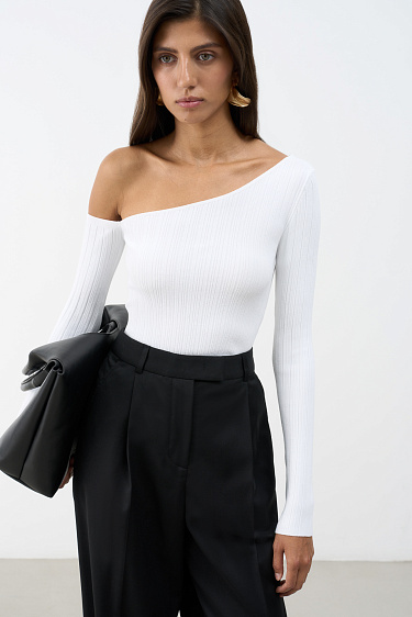 Топ с асимметричным вырезом горловины