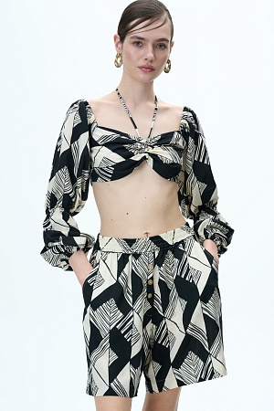 черный Короченный топ из 100% вискозы. Модель на кулиске, с длинным рукавом. Спинка изделия выполнена на резинке.