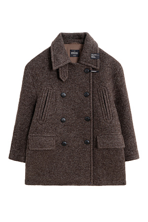 коричневый Двубортное пальто из шерсти. Модель прямого кроя со спущенной линией плеч, карманами на груди и накладными карманами с клапанами. Застежка на пуговицы. Изделие декорировано брендированными ярлыками на воротнике. На подкладке.