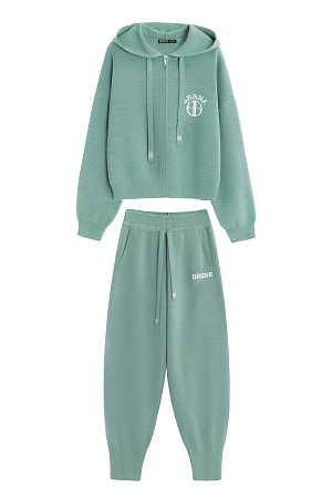 ментол Трикотажный костюм в спортивном стиле из шерсти с добавлением акрила, состоящий из бомбера и брюк. Бомбер свободного силуэта, со спущенной линией плеча и капюшоном на кулиске. Низ изделия и манжеты рукавов выполнены на эластичной резинке. Застежка на молнию. <br />
Брюки с широким эластичным поясом на кулиске, боковыми карманами и широкими манжетами на резинке. Изделие декорировано брендированным жаккардом.