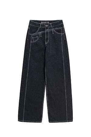 черный Джинсы с асимметричной деталью на поясе в виде второго яруса. Модель прямого кроя с небольшим расклешением. Пять карманов. Застежка на молнию и металлическую пуговицу.