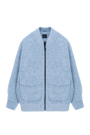 голубой Свободный бомбер из валяной шерсти. Горловина и низ на резинке, манжеты застегиваются на пуговицы. Два передних кармана на клапанах. Застежка на молнию.