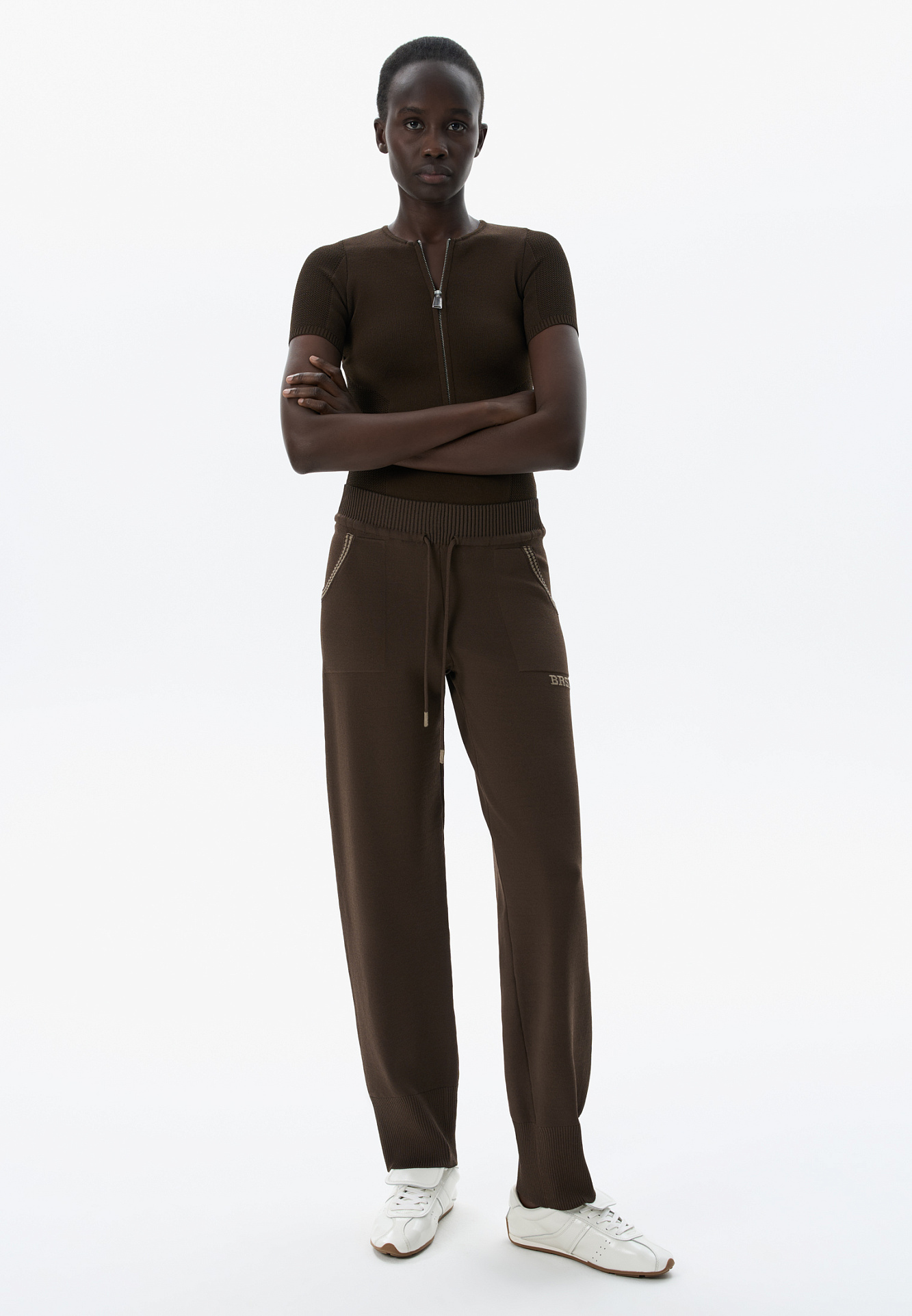 Трикотажное боди из вискозы. Модель с короткими рукавами, застежкой на молнию спереди и вырезом на спине. При изготовлении изделия используется комбинированная вязка: гладью в мелкий рубчик и сетку. Застежка на бельевые крючки.