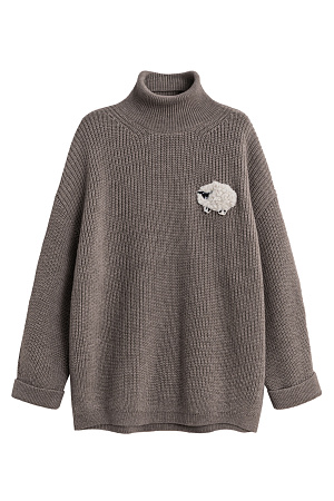 бежевый Трикотажный джемпер из шерсти альпака. Модель свободного силуэта, с высоким вывязанным горлом, спущенной линией плеч и длинными рукавами с манжетами. Изделие декорировано объемным элементом в виде барашка. 