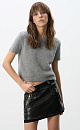 Юбка длины мини из экокожи. Модель по фигуре, со шлевками на поясе для ремня и карманами сзади. Изделие декорировано имитацией потертостей по швам и логотипом бренда. На подкладке. Застежка на молнию сбоку.