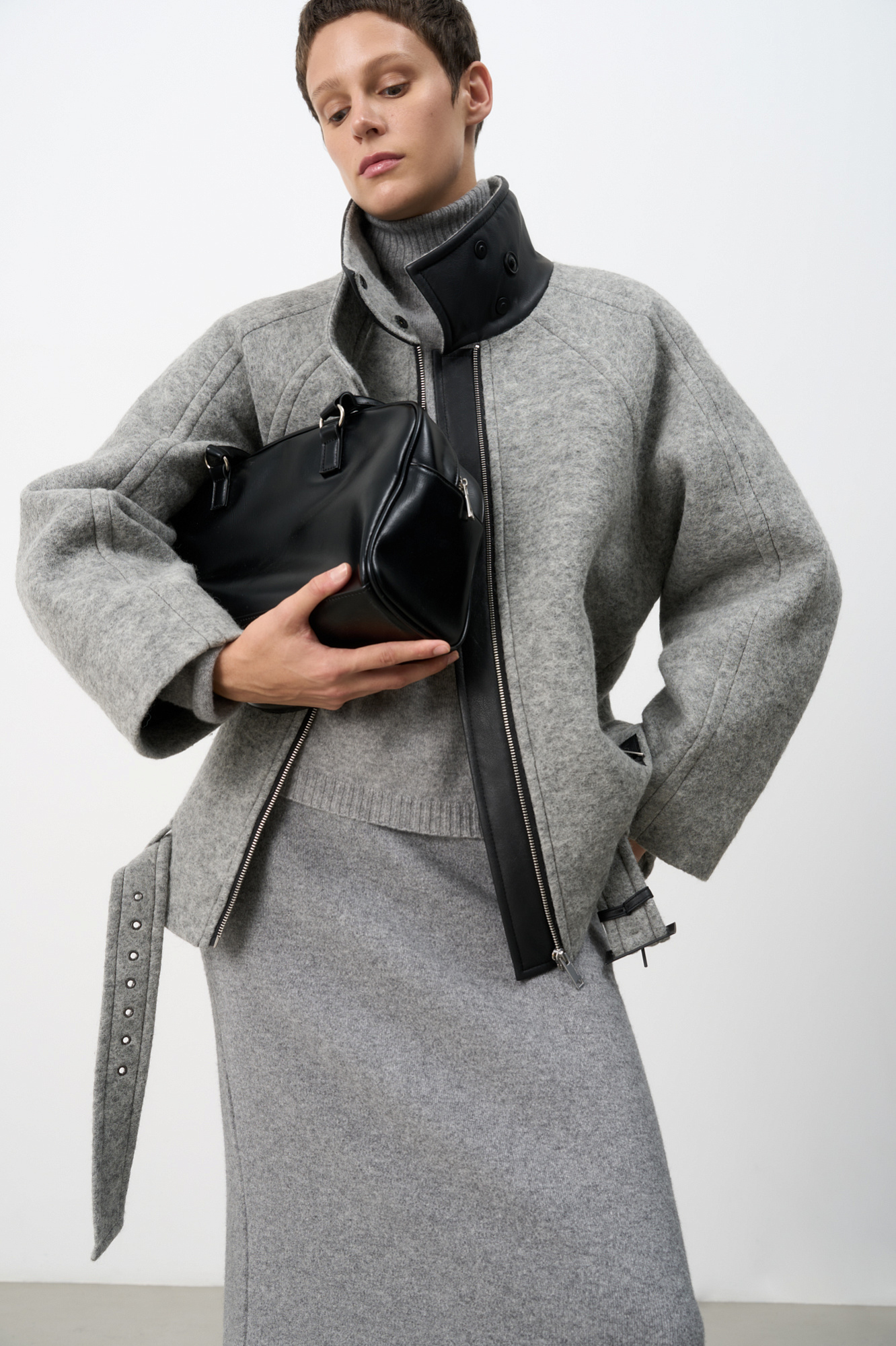 Куртка из шерсти с рукавом реглан. Модель свободного силуэта, воротник и карманы декорированы вставкой из экокожи. Застежка на молнию. Изделие на подкладке.