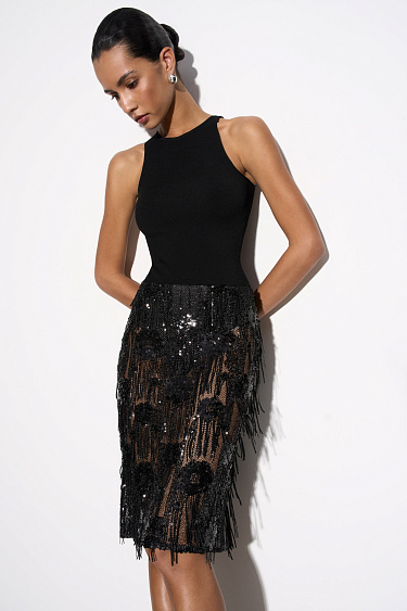 Юбка миди, декорированная пайетками