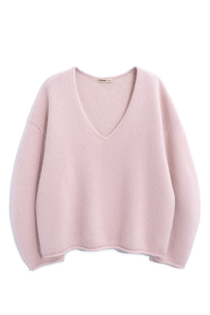 розовый Объемный трикотажный джемпер из пуха лисы. Модель с глубоким V-образным вырезом горловины, спущенной линией плеч, длинными широкими рукавами и валиками по низу. Дополнить образ можно юбкой.