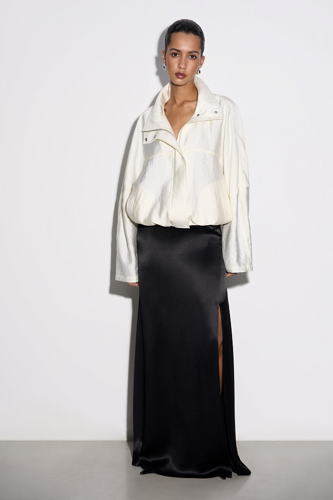 Атласная юбка с разрезом