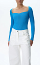 Трикотажное боди из вискозы. Модель с длинным рукавом и фигурным вырезом горловины. Изделие выполнено в широкий диагональный рубчик. 