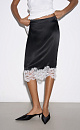 Юбка длины миди из атласной вискозы. Подол изделия декорирован тонким кружевом контрастного цвета. Застежка на потайную молнию.
