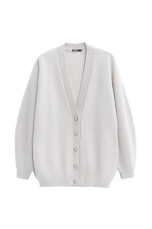 серый Трикотажный кардиган из пуха лисы. Модель свободного силуэта со спущенной линией плеч, широкими рукавами и V-образным вырезом горловины. Изделие декорировано акцентными жемчужными пуговицами. Края выполнены в рубчик.