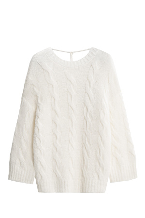белый Трикотажный джемпер из шерсти и мохера. Модель свободного силуэта со спущенной линией плеч, длинными рукавами, круглой горловиной и глубоким вырезом на спине, фиксирующимся шнурком. Изделие декорировано фактурной вязкой в виде кос. Края изделия выполнены в рубчик.
