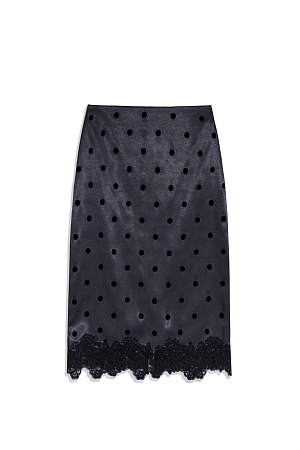 черный Атласная юбка в горох длины миди. Модель по фигуре с застежкой на&nbsp;&nbsp;потайную молнию. Подол изделия декорирован кружевом.