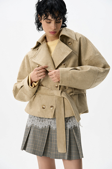 Двубортный короткий тренч под замшу