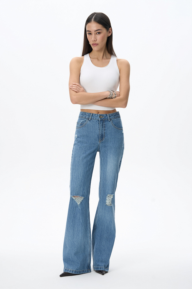 Расклешенные джинсы в стиле гранж