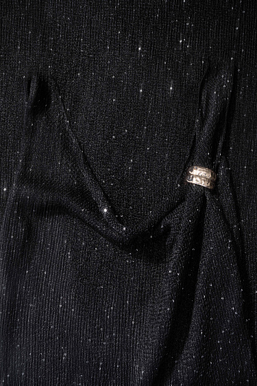 Платье с пайетками на бретельках