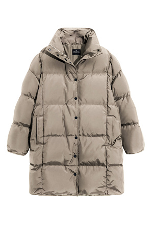 бежевый Длинный стеганый пуховик с капюшоном на кулиске. Модель свободного силуэта с воротником-стойкой, трикотажными манжетами и боковыми карманами. Застежка на молнию под планкой с брендированными пуговицами.