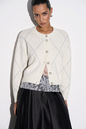 белый Трикотажный кардиган с узором аргайл из шерсти яка с добавлением люрекса. Модель свободного силуэта со спущенной линией плеч, круглым вырезом горловины и застежкой на крупные пуговицы. Края изделия выполнены в рубчик.