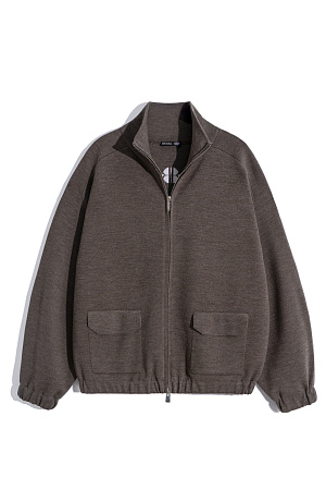 коричневый Трикотажный бомбер из шерсти. Модель свободного силуэта с воротником-стойкой и накладными карманами с клапанами. Манжеты рукавов и низ изделия выполнены на резинке. Застежка на молнию. Жаккардовый логотип бренда на спине.