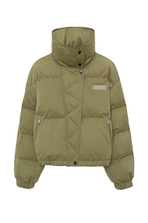 хаки Утепленный пуховик с воротником-стойкой и капюшоном на молнии. Модель свободного силуэта с боковыми карманами, спущенным плечом и брендированным ярлыком на груди. Застежка на потайную молнию и кнопки. Наполнитель натуральный пух 90% перо 10%.