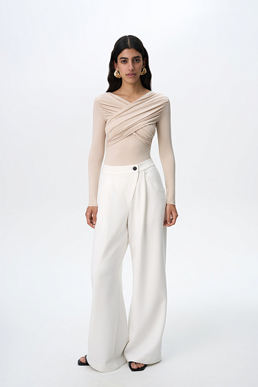 Лонгслив с драпировкой на груди