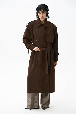 коричневый Двубортный длинный тренч, выполненный из ткани с имитацией внешнего вида и свойств натуральной замши. <br />
Модель с отложным воротником, отлетной кокеткой, патами на плечах и манжетах рукавов, карманами и шлевками на талии для ремня. Изделие выполнено на подкладке.