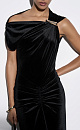 Вечернее платье длины макси из бархатной вискозы. Модель асимметричного кроя с одним коротким рукавом и перемычкой на плече. Изделие декорировано драпировкой.