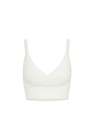 молочный Фактурный кроп-топ из вискозы на тонких бретелях. Модель с имитацией запаха на лифе и широкой эластичной резинкой.