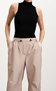 Свободные брюки-парашюты из плащевой ткани. Боковые карманы, складки на коленях, эластичный пояс и манжеты на регулируемой кулиске.