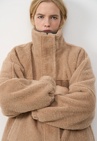 Шуба из экомеха с воротником-стойкой