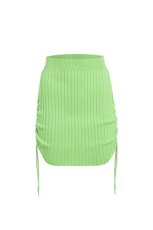 зеленый Трикотажная юбка длины мини из вискозы. Модель с драпировкой по бокам, регулируемой кулиской и эластичным поясом на резинке. Дополнить образ можно топом в таком же стиле. 