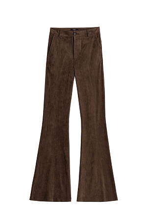 коричневый Брюки клеш из ткани с имитацией внешнего вида и свойств натуральной замши. Модель&nbsp;&nbsp;со шлевками на поясе для ремня, боковыми карманами и стрелками. Застежка на&nbsp;&nbsp;пуговицу и молнию. Отделка строчкой в тон.