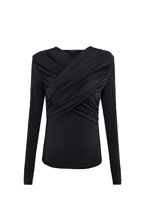 черный Удлиненный топ с драпировкой на груди. Модель приталенного силуэта с длинным рукавом, выполнена из мягкой и шелковистой ткани. 