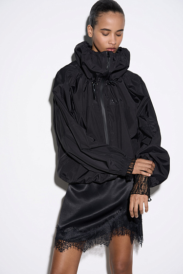 Ветровка с воротником-стойкой