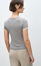 Футболка из модала облегающего силуэта. Модель с коротким рукавом и круглым вырезом горловины. 