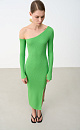Трикотажное платье длины миди из вискозы в рубчик. Модель с асимметричным вырезом горловины, откытым плечом, длинными рукавами и разрезом сбоку.