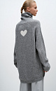 Трикотажный удлиненный джемпер из шерсти с добавлением кашемира. Модель с высоким воротником и спущенной линией плеч. Изделие декорировано жаккардовым рисунком в виде сердца.