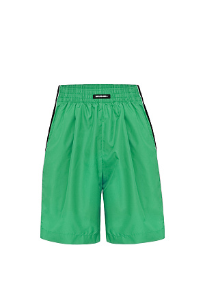 зеленый Шорты в спортивном стиле с карманами по бокам, белым кантом и широким лампасом. Пояс на эластичной ленте с брендированным ярлыком. Дополнить образ можно бомбером или курткой в том же стиле.