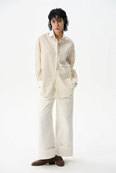 Прямые джинсы с резинкой на поясе