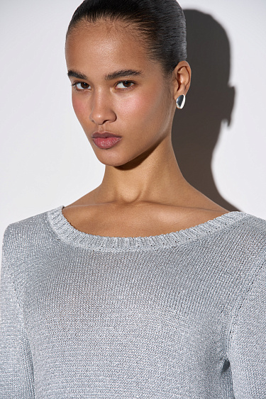 Платье с глубоким вырезом на спине