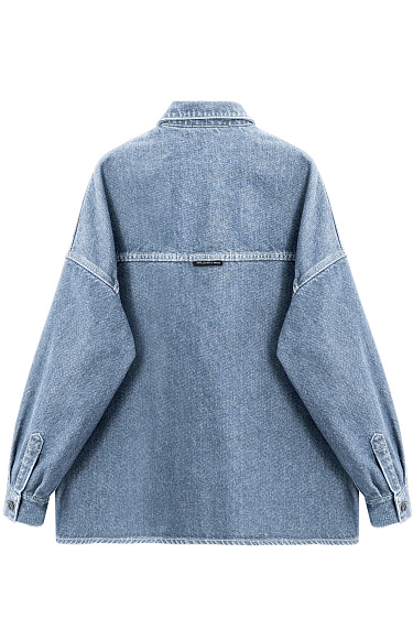 Джинсовая рубашка с большими карманами