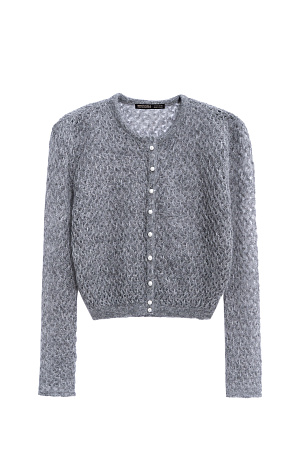серый Трикотажный ажурный кардиган из кидмохера, декорированный мелкими пайетками. Модель свободного силуэта с длинными рукавами, круглым вырезом горловины и застежкой на жемчужные пуговицы. 