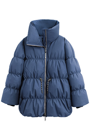 синий Стеганый объемный пуховик. Модель свободного силуэта, с воротником-стойкой, кулиской на талии и логотипом бренда на спине. Застежка на молнию. 