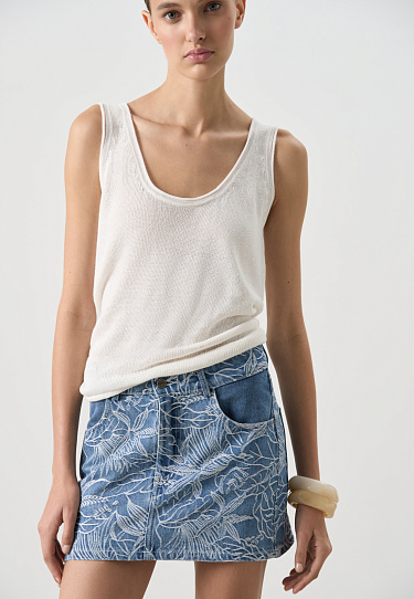 Джинсовая юбка с растительным орнаментом