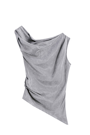 серый Топ из купры. Модель свободного асимметричного силуэта, с акцентом на плечо, короткими рукавами, драпировкой на талии и мягкими складками.