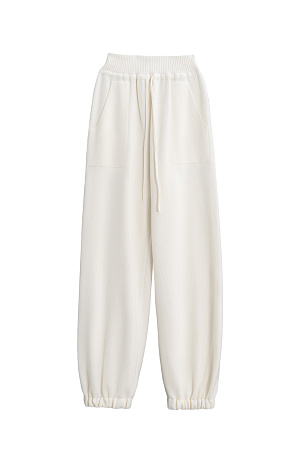 белый Трикотажные брюки-бананы из кашемира и шерсти. Модель свободного силуэта, с эластичным поясом в рубчик, дополненным кулиской, и двумя большими карманами. Манжеты выполнены на резинках.
