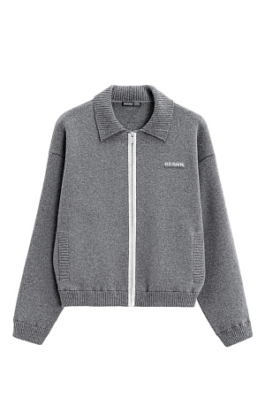 серый Трикотажный бомбер из кашемира и шерсти. Модель свободного силуэта, со спущенной линией плеч, отложным воротником, боковыми карманами, застежкой на молнию, планкой контрастного цвета и брендированным жаккардом на груди. Низ изделия выполнен на резинке. Дополнить образ можно юбкой в таком же стиле.