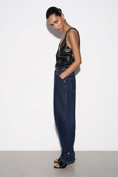 Джинсы с акцентными пуговицами